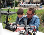 piknik rodzinny eksperymenty chemiczne robotyka roboty lego 1