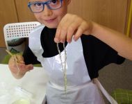 Eksperymenty chemiczne naukowe polimerowe robale dla dzieci zajęcia mali naukowcy