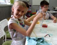 Eksperymenty chemiczne naukowe polimerowe robale dla dzieci zajęcia mali naukowcy